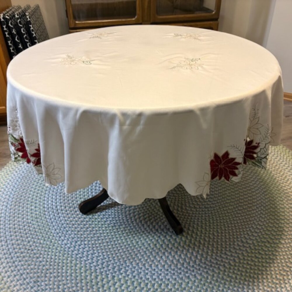 Winter Wonderland Leona Poinsettia Christmas Tablecloth 70" Round